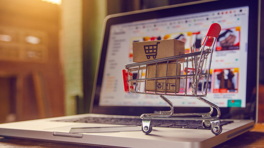 L’essor du e-commerce, favorisé aussi par la pandémie de Covid-19, offre de nouvelles opportunités aux créateurs, stylistes ou artisans du continent. 
