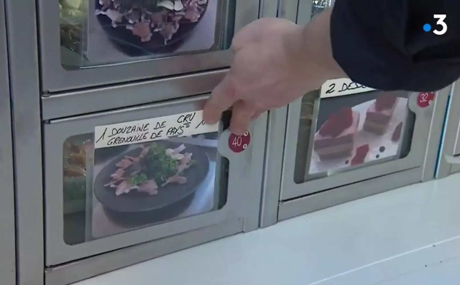 La máquina expendedora de ranas del restaurante Auberge du Château de Vaite.