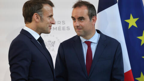 O presidente francês Emmanuel Macron, à esquerda, e o primeiro-ministro indicado por ele, Sébastien Lecornu. Nesta foto tirada em 13/07/2025.