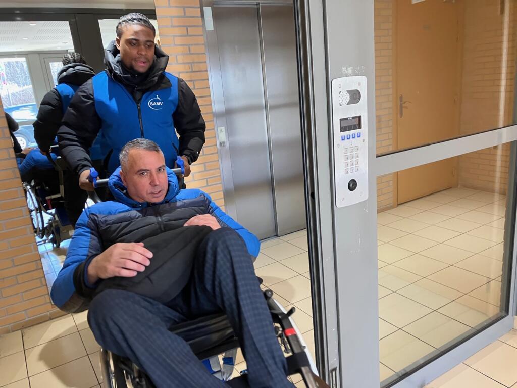 Abdeladim Outtaleb fait appel aux services de SAMV (Solution d’assistance à mobilité verticale) pour descendre de chez lui et sortir de son appartement lorsque son ascenseur est en panne.