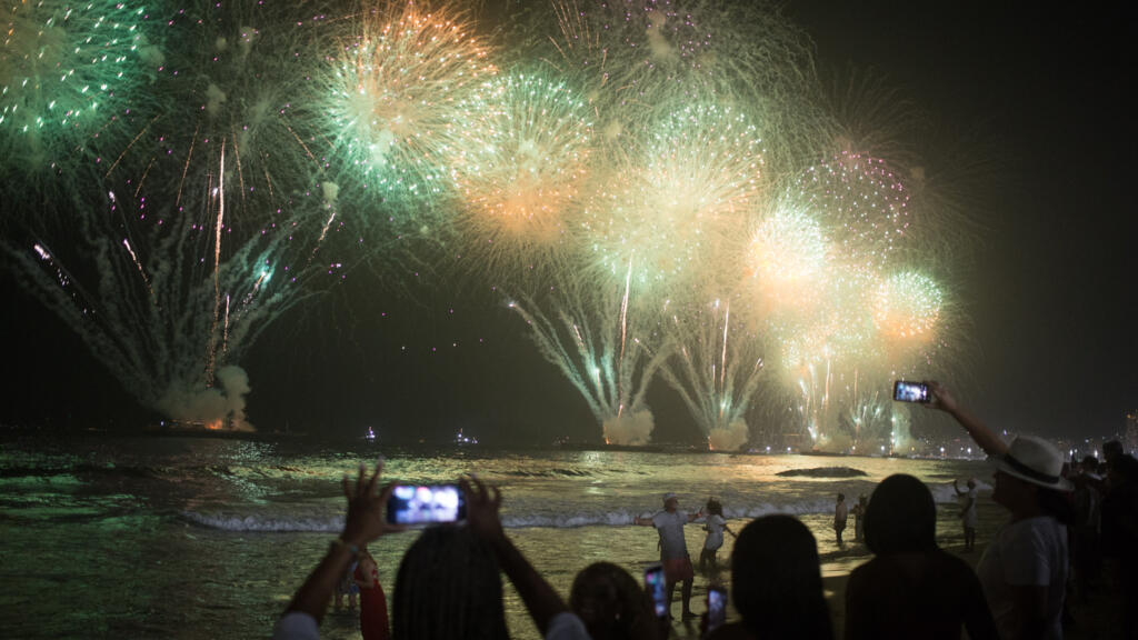 Brasileiros comemoram a chegada de 2024 nas areias de Copacabana, em ano que promete ser de grandes desafios para o país.