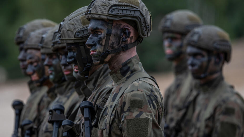 Des étudiants participent au projet d'entraînement militaire « Vacances avec l'armée », dans la banlieue de Varsovie, en Pologne, le 22 juillet 2025.