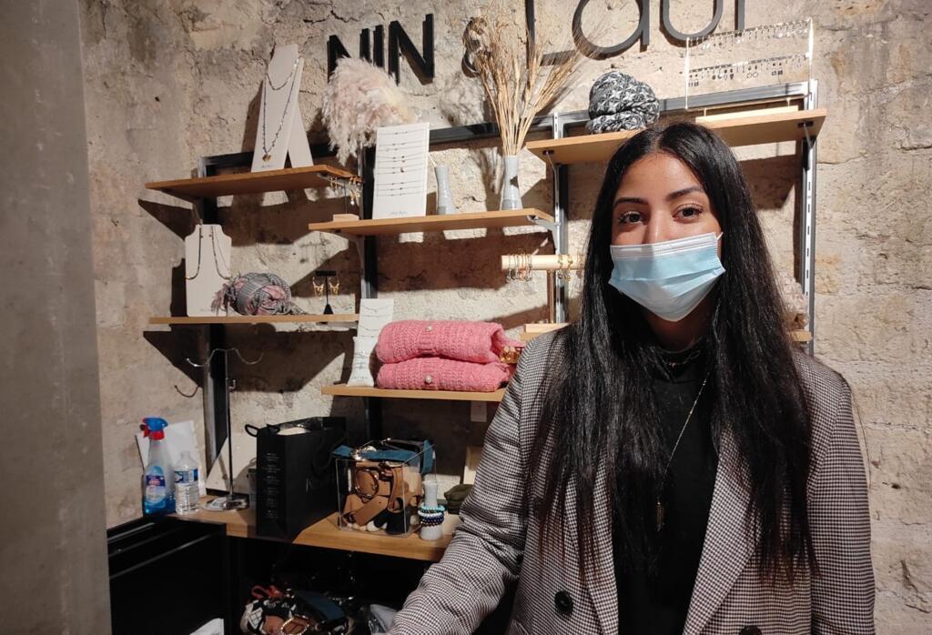 Yasmine Qassab, gerente da Lin & Laur, em Bercy Village, em Paris, lamenta a falta de decoração neste Natal.
