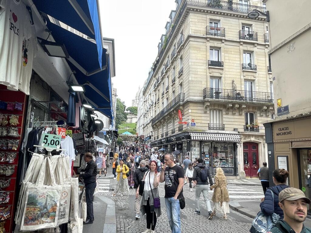 Os moradores do bairro de Montmartre, em Paris, estão preocupados com o excesso de frequentação turística. Eles alertam para os impactos que dizem sentir no comércio e em seus hábitos, com o número crescente de visitantes. Paris, 24 de julho de 2025.