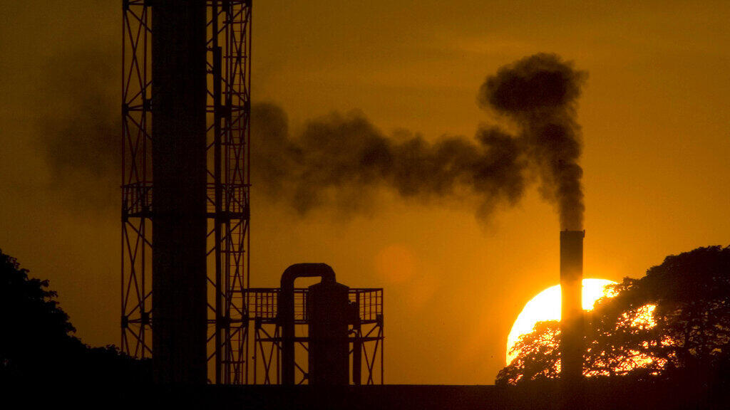 Atividade industrial responde por parcela considerável das emissões de CO2 na atmosfera. Na foto, uma fábrica em Phnom Penh, Camboja. (20/01/2011)