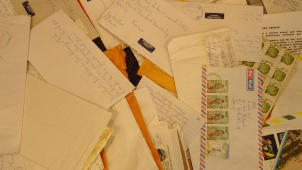 A RFI Brasil recebia centenas de cartas de ouvintes por mês. 