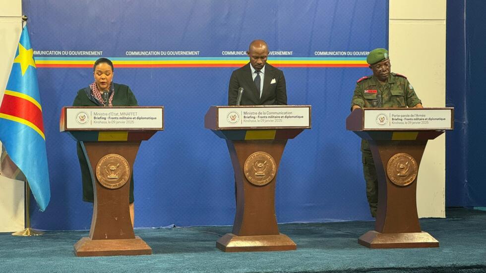 Kutoka kushoto kwenda kulia: Waziri wa wa Mambo ya Nje, Thérèse Wagner, Waziri wa Mawasiliano na Msemaji wa Serikali, Patrick Muyaya, na Msemaji wa Majeshi ya Jamhuri ya Kidemokrasia ya Kongo (FARDC), Jenerali Sylvain Ekenge, Januari 9, 2025 mjini Kinshasa.