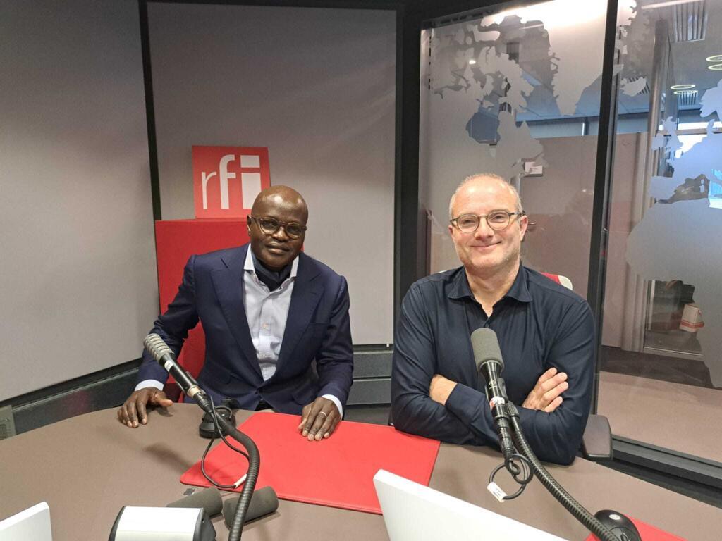 Abdou Cissé directeur de Cisco²nsulting dans les studios de RFI avec Bruno Faure (Eco d'ici Eco d'ailleurs)