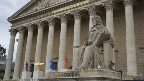 مجلس ملی فرانسه: مجسمه‌های رنگی به مناسبت بازی‌های المپیک پاریس نصب شده است