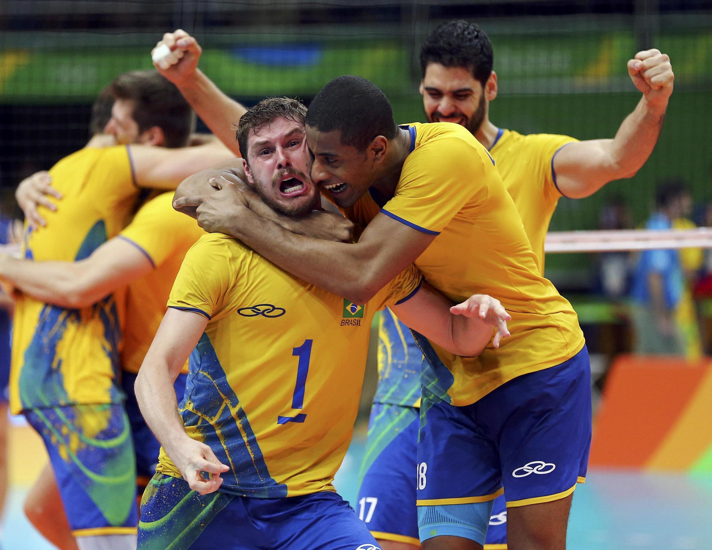 Jogadores celebram a vitória contra os italianos na final do vôlei.