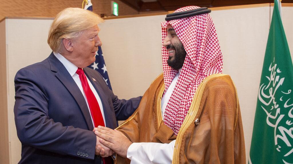 Le prince héritier saoudien Mohammed ben Salman (à droite) serrant la main du président américain Donald Trump lors de leur rencontre en marge du sommet du G20 à Osaka, au Japon, le 29 juin 2019.