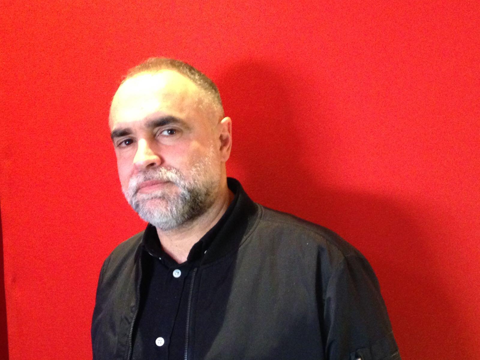 Karim Aïnouz conta na Berlinale a vida de refugiados em aeroporto