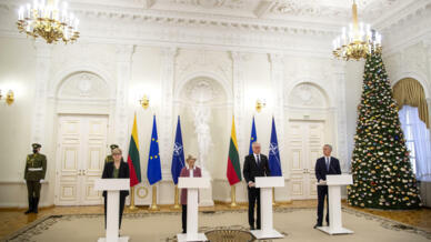 Ảnh minh họa: Tổng thư ký NATO Jens Stoltenberg (P) trong cuộc họp báo tại Litva, cùng với thủ tướng Ingrida Simonyte (T), chủ tịch Ủy Ban Châu Âu Ursula von der Leyen, tổng thống Litva Gitanas Nauseda ngày 28/11/2021.