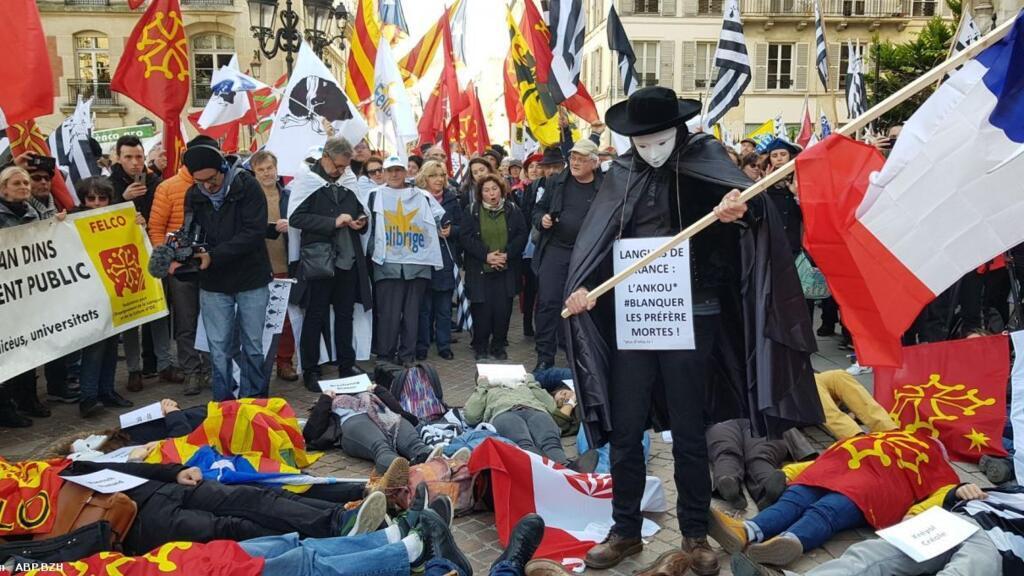 Between 600 and 800 people gathered in Paris on 30 November, 2019 in front of the Ministry of National Education. Coming from Brittany, Corsica, Occitania, Alsace, the Basque Country and French Catalonia to demonstrate against the reform of the high school and the baccalaureate implemented September 2019 which weakens the learning of minority languages.