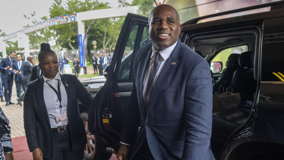 Le ministre britannique des Affaires étrangères, David Lammy, arrive à la séance d'ouverture de la réunion des ministres des Affaires étrangères du G20 à Johannesburg, en Afrique du Sud, le jeudi 20 février 2025.