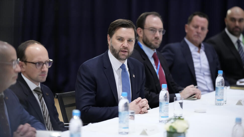 Phó tổng thống Mỹ JD Vance (giữa - trái) trong cuộc găp với tổng thống Đức Frank-Walter Steinmeier, ngoại trưởng Đức Annalena Baerbock tại Hội nghị An ninh Munich, tại thành phố Munich, Đức, ngày 14/02/2025. 