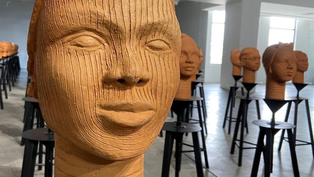 Les représentations des 108 captives nigérianes de Boko Haram, exposées à Lagos, selon l'artiste Prune Nourry.