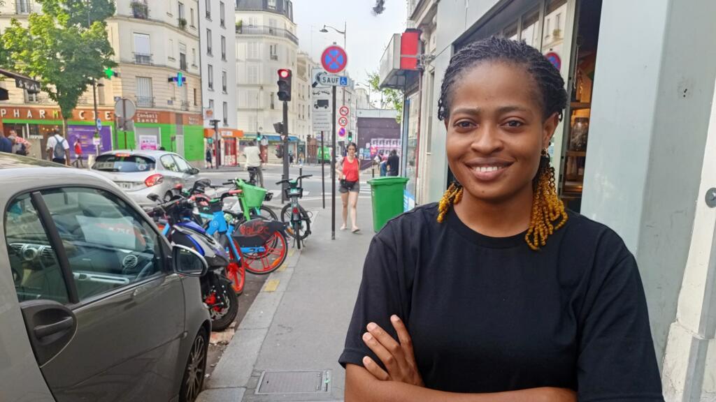 La journaliste béninoise Romance Vinakpon dans les rues de Château Rouge, le quartier africain de Paris.