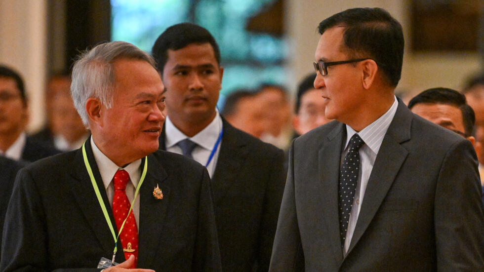 លោក ឡាំ ជា រដ្ឋមន្ត្រីទទួលបន្ទុករដ្ឋលេខាធិការដ្ឋានកិច្ចការព្រំដែន (ស្តាំ) និងលោក ប្រាសាស ប្រាសាសវិនិច្ឆ័យ ទីប្រឹក្សាក្រសួងការបរទេសថៃ (ឆ្វេង) ក្នងជំនួប JBC នៅទីក្រុងភ្នំពេញ