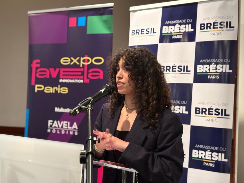 A porta-voz da associação Ghett'up para Justiça Climática, Rania Daki, durante apresentação do estudo "(In)jutice Climatique", na embaixada do Brasil em Paris.
