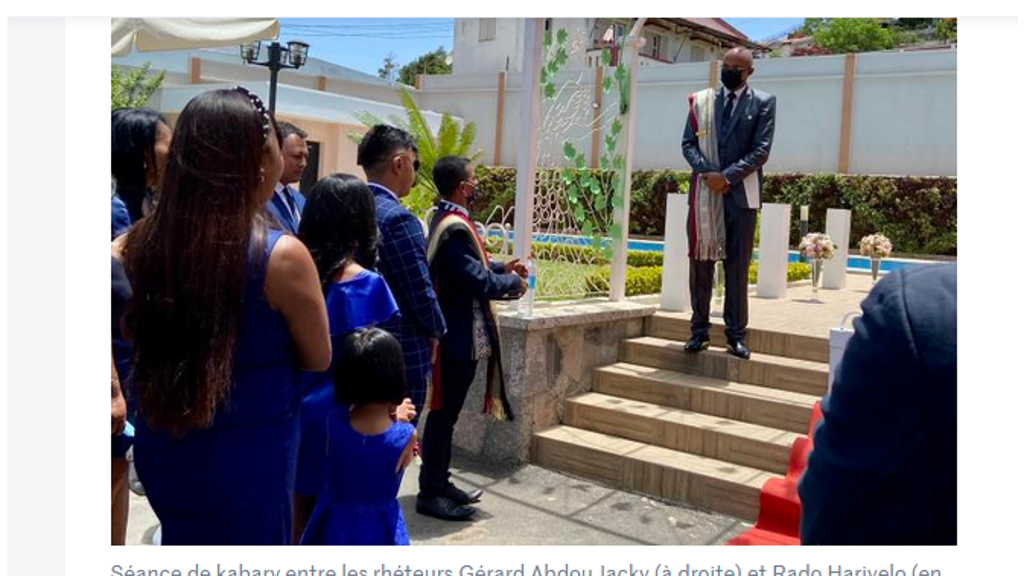 Séance de kabary entre les rhéteurs Gérard Abdou Jacky (à droite) et Rado Harivelo (en bas à gauche), lors de fiançailles à Antananarivo, en décembre 2021. LAURE VERNEAU