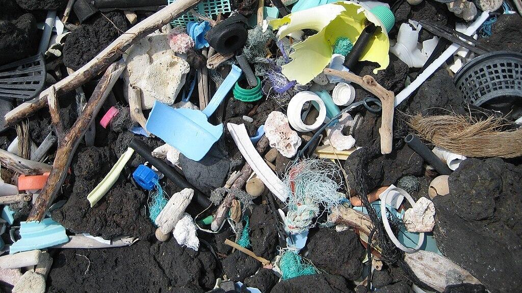 Une partie des microplastiques provient de la fragmentation des macrodéchets de plastiques.