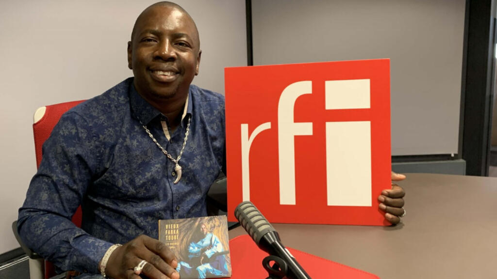Vieux Farka Touré au micro de Joe Farmer dans les studios.