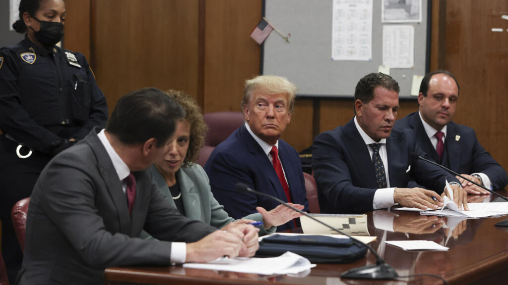 L'ancien président américain Donald Trump comparaît lors de sa mise en accusation, ce mardi 4 avril 2023, à New York.