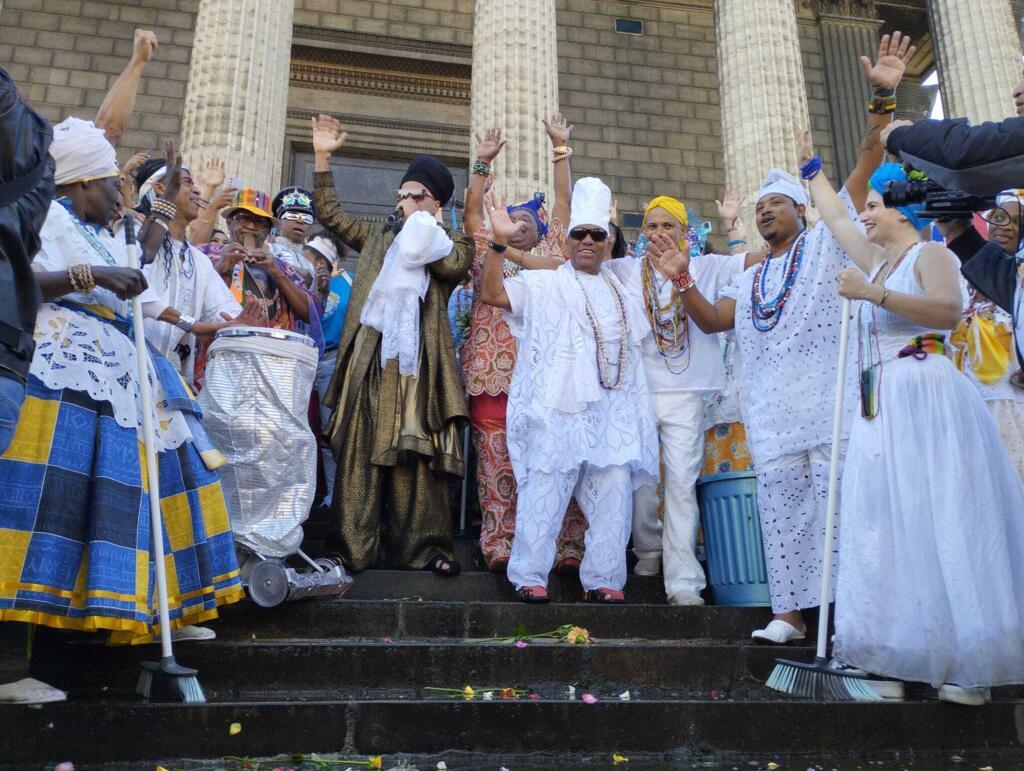 Carlinhos Brown ao lado do idealizador do evento, Robertinho (de óculos escuros, à direita), durante a lavagem da escadaria da Igreja Madeleine, em Paris.