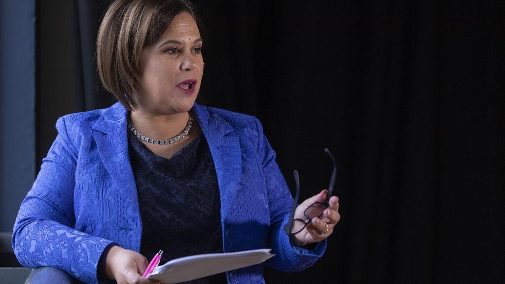 La présidente du Sinn Féin, Mary Lou McDonald, avant son discours lors de la deuxième et dernière journée du congrès du parti à Derry (Londonderry), en Irlande du Nord, le 16 novembre 2019.
