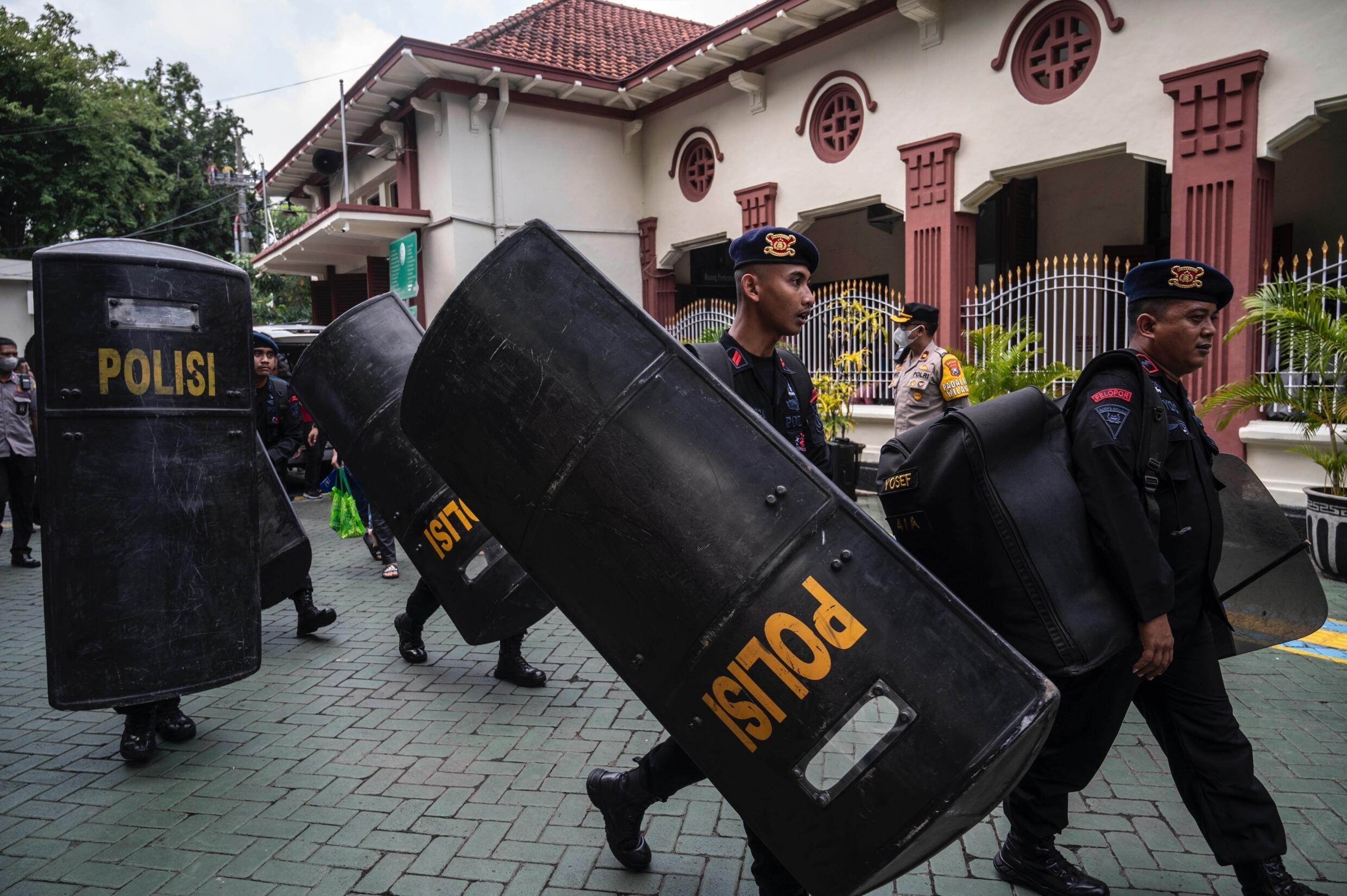 Pejabat mengatakan kepada pendukung Arema FC untuk tidak melakukan perjalanan ke Surabaya untuk penyelidikan, karena takut akan bentrok dengan polisi atau suporter lawan.