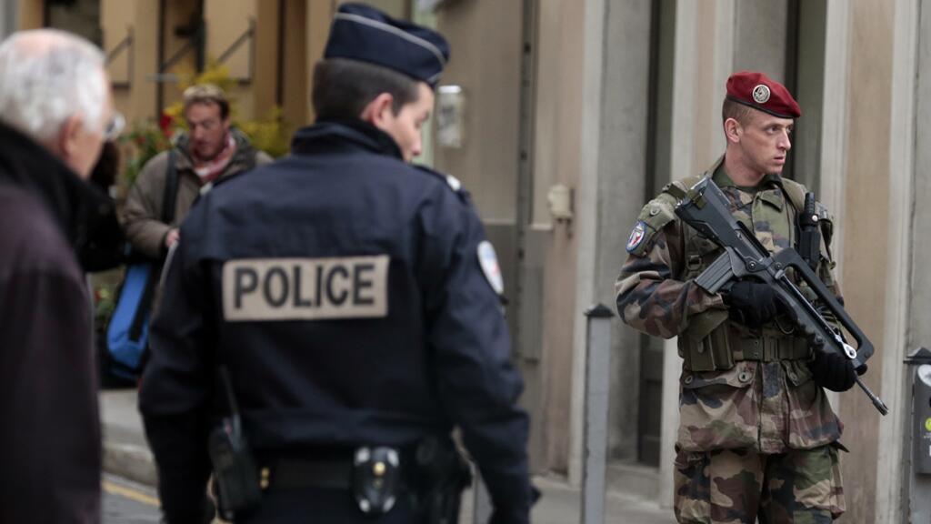 Dans le cadre de l’état d’urgence proclamé en novembre 2015, les forces de l’ordre sont autorisées à porter leur arme dans la vie quotidienne.