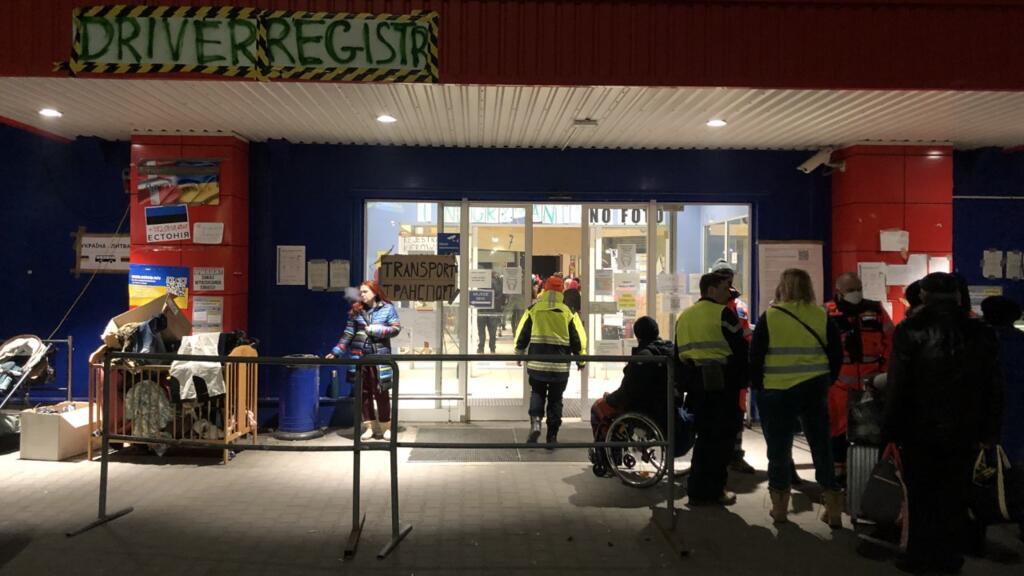Devant l’entrée du supermarché Tesco à Przemysl (Pologne), les chauffeurs affluent de toute l’Europe pour venir chercher des réfugiés ukrainiens. 