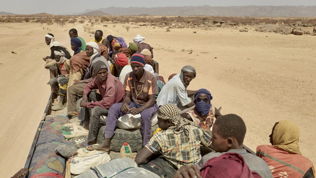 Des orpailleurs sur un camion en route vers un site d'orpaillage dans la région de Tabelot, dans le nord du Niger, en 2023.