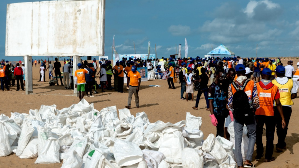 Des sacs de déchets collectés sur la plage de Fidjrosse à Cotonou au Bénin.