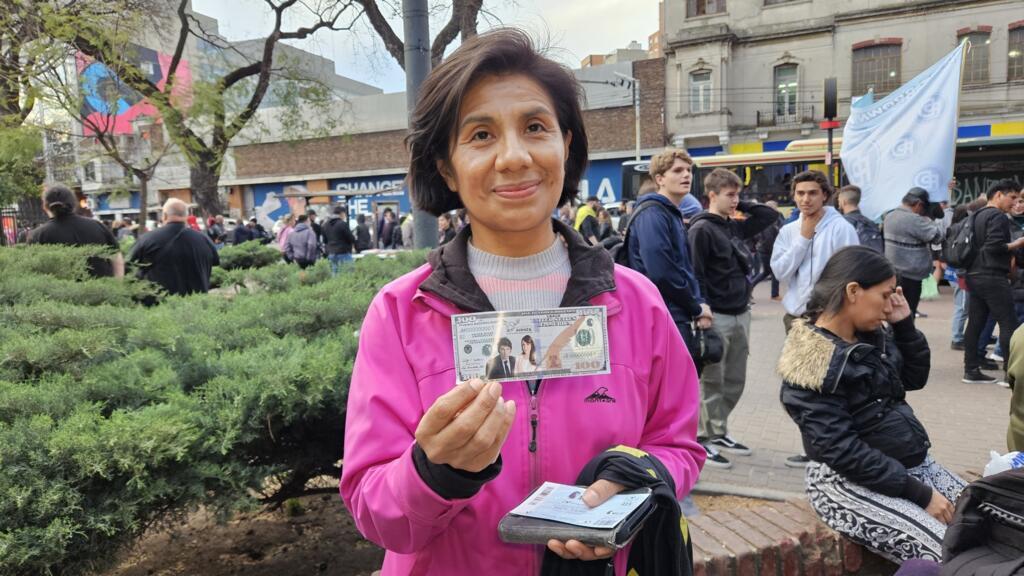 Rosana Reinaga, qui soutient le candidat Milei, exhibe un dollar à son effigie (octobre 2023). 