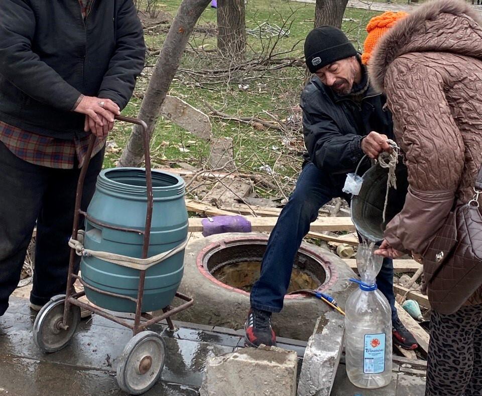 Des habitants de Marioupol en train de récupérer l'eau d'une bouche à incendie, le 7 avril 2022.