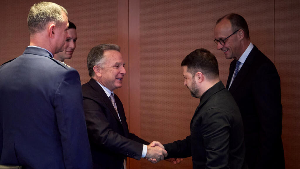 Guerre en Ukraine: les négociations entre Volodymyr Zelensky et les émissaires américains se poursuivent à Berlin