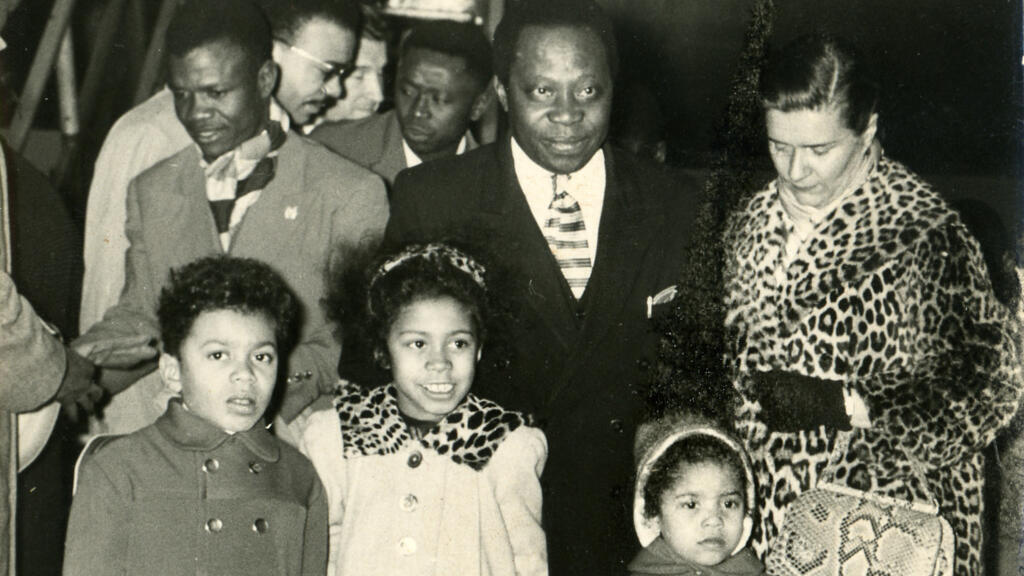 Barthélémy Boganda à l’aéroport du Bourget en 1958, avec sa femme Michèle et leurs trois enfants. De gauche à droite : Bertrand, Agnès (au milieu) et Catherine