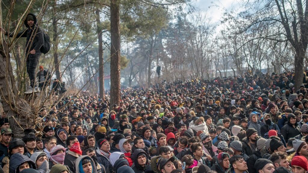 Des migrants bloqués à la frontière à Pazarkule, dans le district d'Edirne, le 29 février 2020.