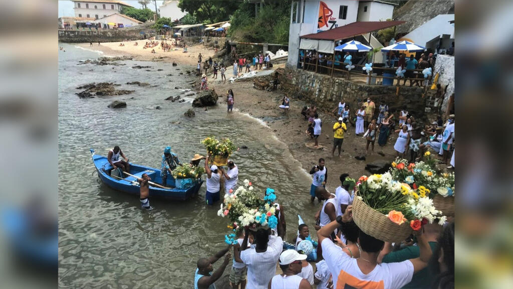 Dans la communauté de Solar do Unhã, pendant la fête de Iemanjá, déesse des océans et mère de tous les Orixás, on disperse notamment des offrandes en mer.