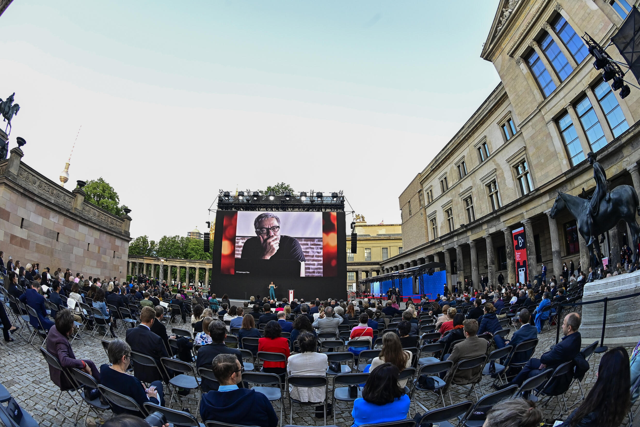 بهار ۱۴۰۱ و تماشاگرانی که حضور از راه دور محمد رسولاف، داور برلیناله را بهتماشا نشستهاند