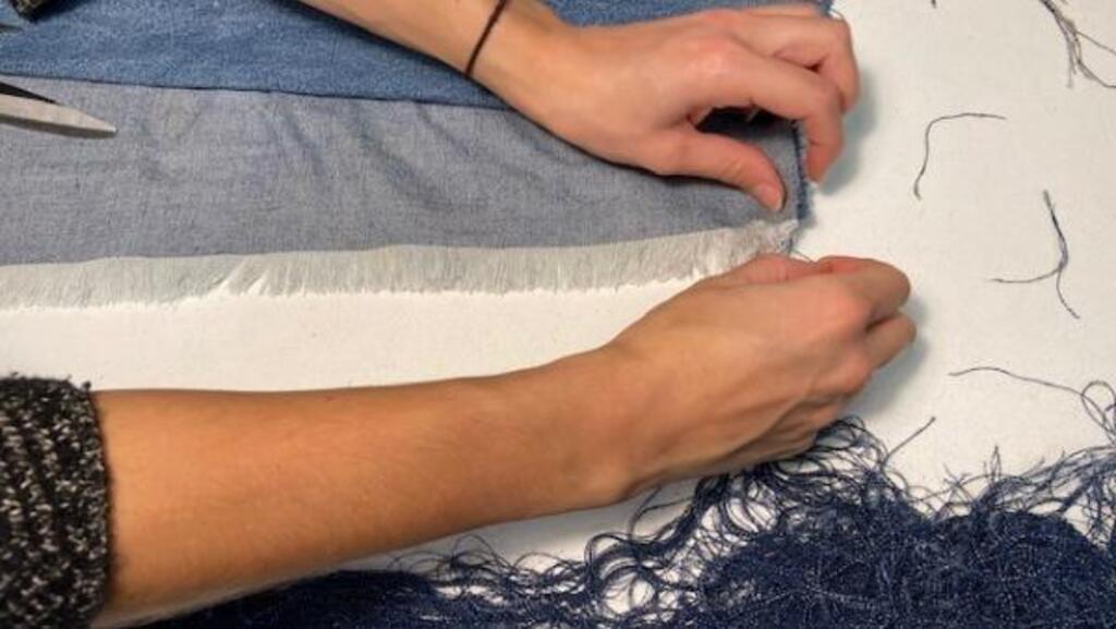 Le tissage d'un jean.