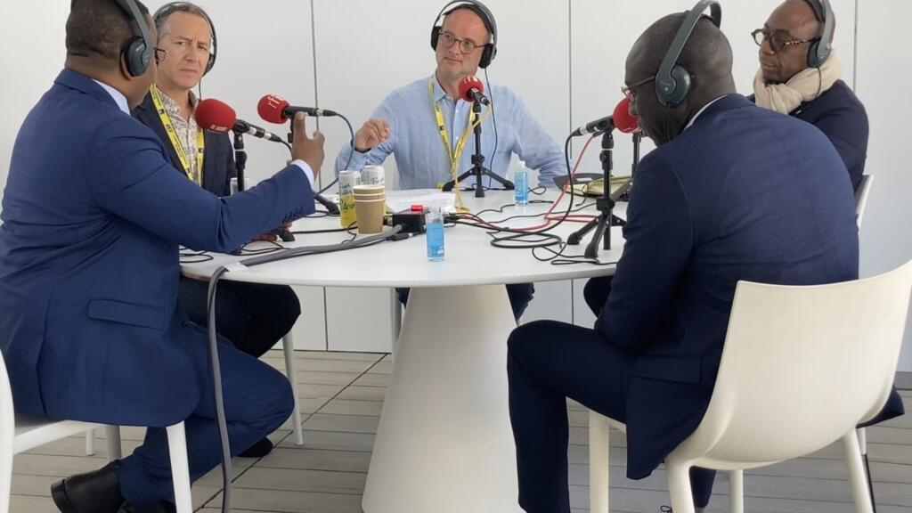 Abdoul Aziz Fall, conseiller spécial du président de la Senelec, Sergé Ekué, président de la BOAD et Thierry Awesso, PDG de Nioto avec Bruno Faure et Olivier Rogez, journalistes à RFI