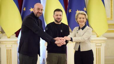 Le président du Conseil européen Charles Michel et la présidente de la Commission Ursula von der Leyen avec le président ukrainien Volodymyr Zelensky, le 3 février à Kiev.