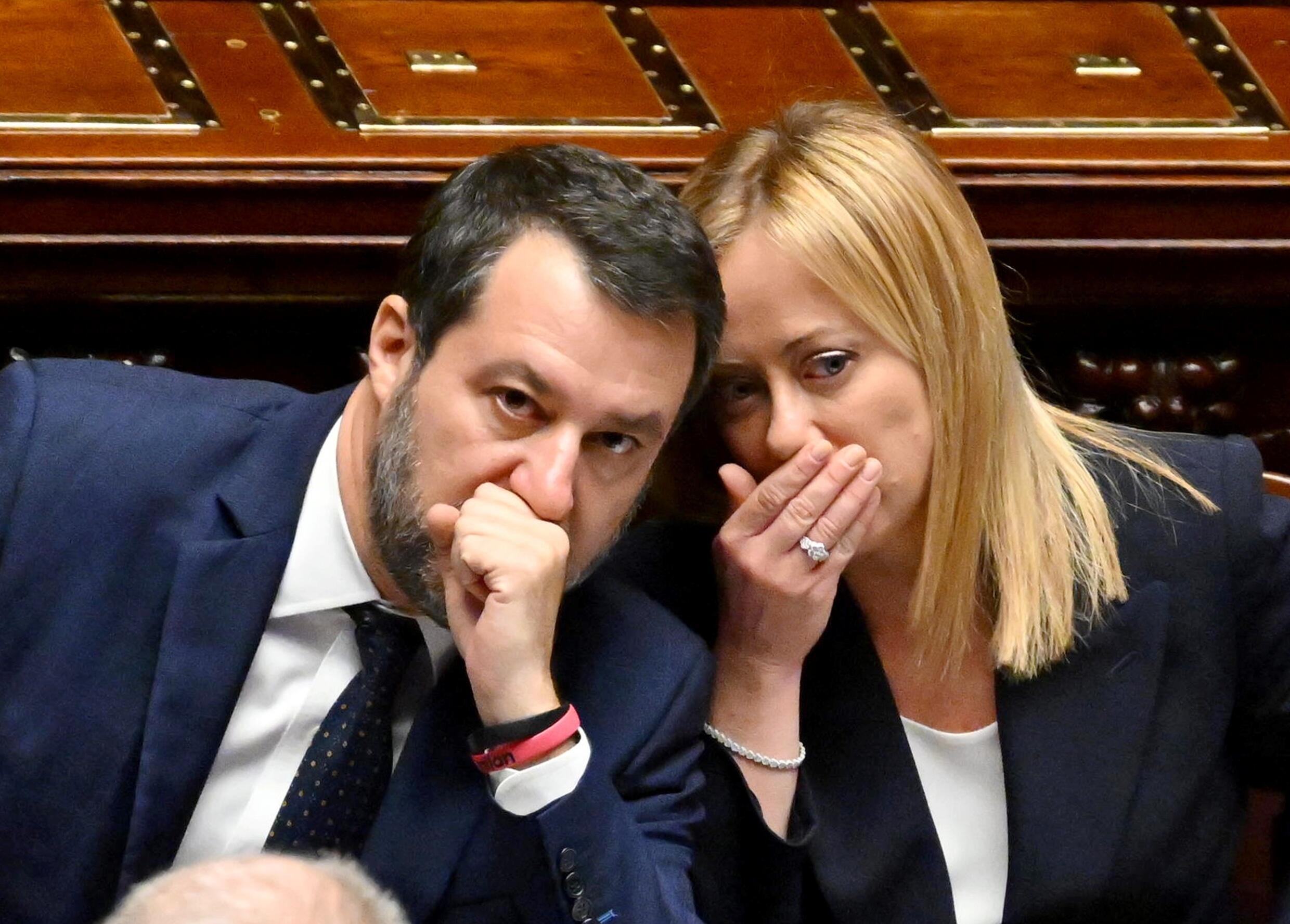 Sia Matteo Salvini che Giorgia Meloni hanno citato in giudizio il giornalista Roberto Saviano per i loro commenti sul loro atteggiamento nei confronti degli immigrati.