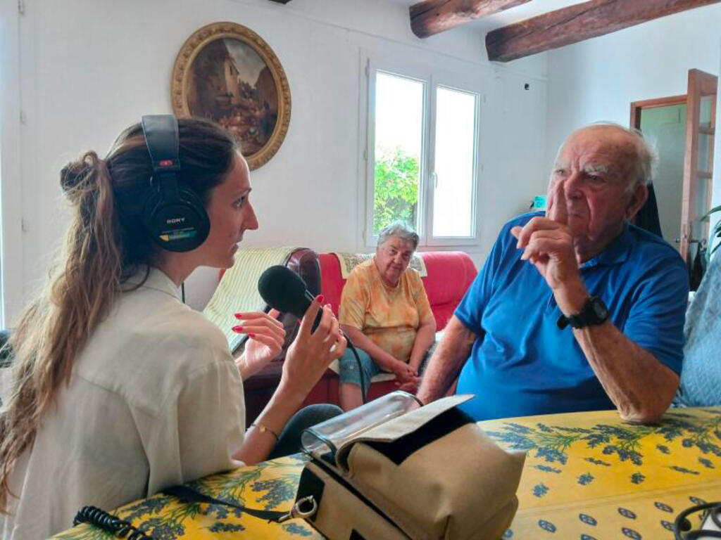 Albert au micro de Raphaëlle Constant. Albert avait 11 ans quand il a vu débarquer en Dracénie planeurs et troupes aéroportées américaines le 15 Août 1944.