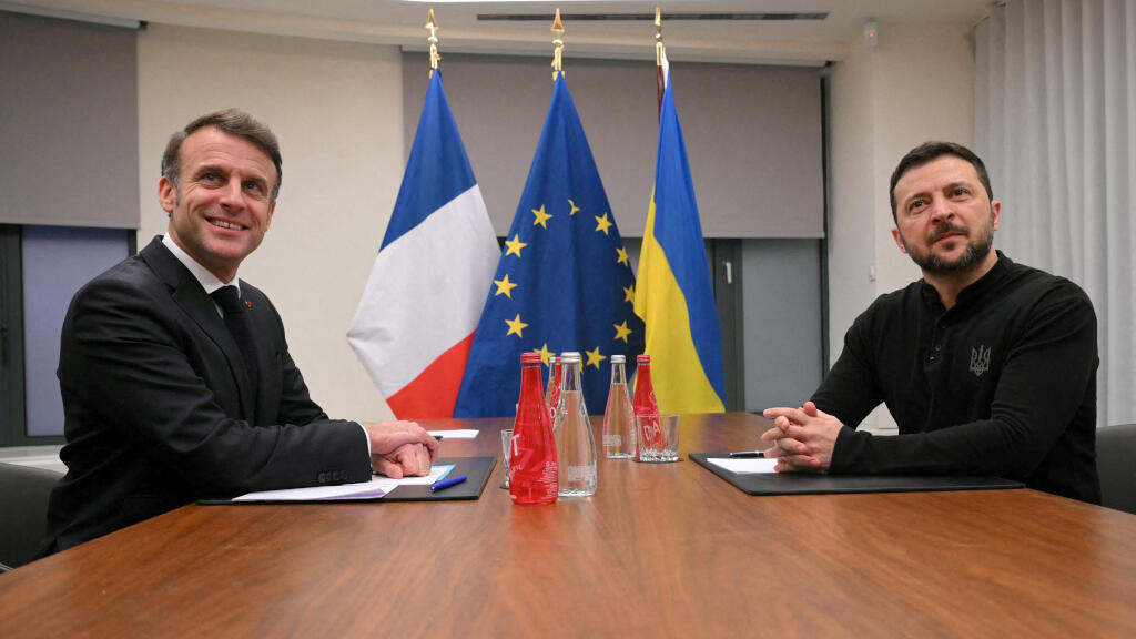 Le président français Emmanuel Macron et le président ukrainien Volodymyr Zelenskiy posent avant une réunion à Bruxelles, en Belgique, le 18 décembre 2024. [Image d'illustration]
