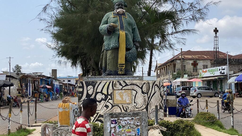 Statue de l'humoriste Baba Yabo érigée en sa mémoire au quartier Agbokomey à Porto-Novo au Bénin.