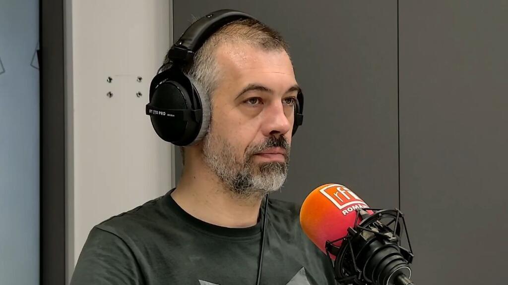 Radu Umbreș este licențiat în sociologie al Universității din București, cu un master în sociologie la Universitatea din Oxford, doctor în antropologie sociala la Universitatea Collage London. A fost cercetător post-doctoral în cadrul Institutului Jean Nicod, Ecole Normale Superieure din Paris, sub coordonarea lui Dan Sperber, şi cercetător post-doctoral în cadrul Colegiului Noua Europă.